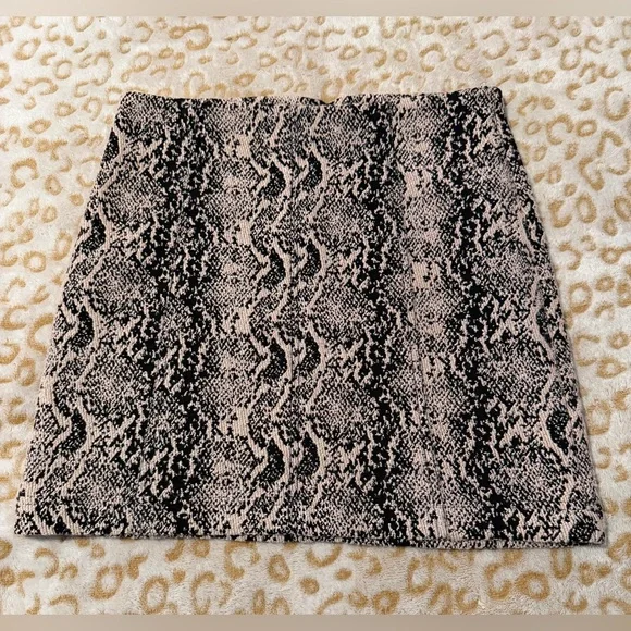 Free People Black and Cream Snake Print Mini Skirt
Size: 8 - Picture 4 of 10